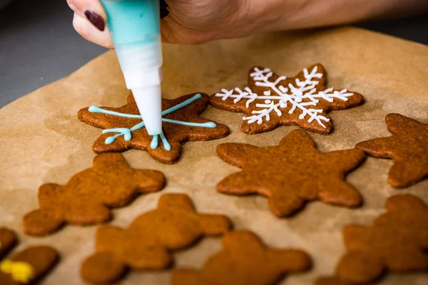 Hacer galletas de jengibre Serie. Preparación y corte de masa — Foto de Stock