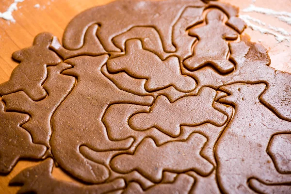 Fare biscotti di pan di zenzero Serie. Taglio foglio di pasta in shap — Foto Stock