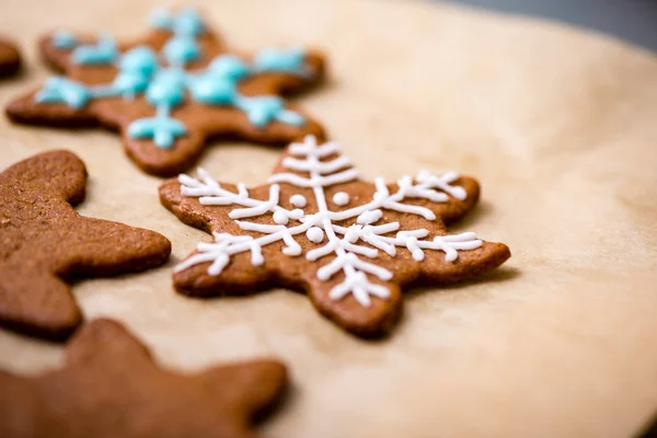 Hacer galletas de jengibre Serie. Galletas listas en el plato — Foto de Stock