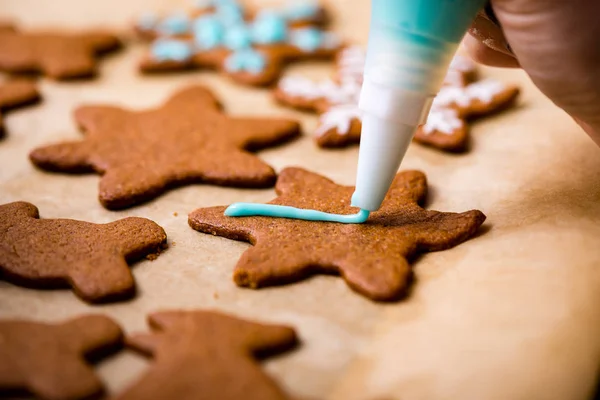 Herstellung von Lebkuchen Serie. Teig zubereiten und schneiden — Stockfoto