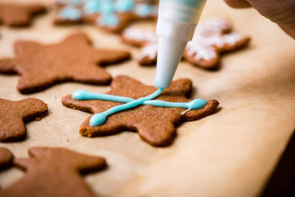 Herstellung von Lebkuchen Serie. Teig zubereiten und schneiden — Stockfoto