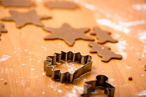 Výroba perníku cookie série. Řezání plechu těsto do shap — Stock fotografie