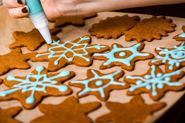 Hacer galletas de jengibre Serie. Preparación y corte de masa — Foto de Stock