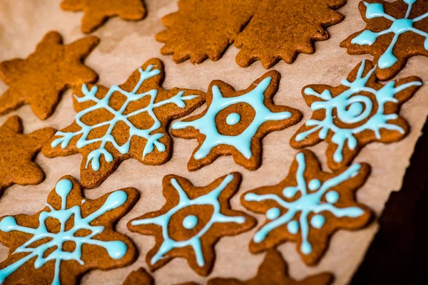 Hacer galletas de jengibre Serie. Preparación y corte de masa — Foto de Stock