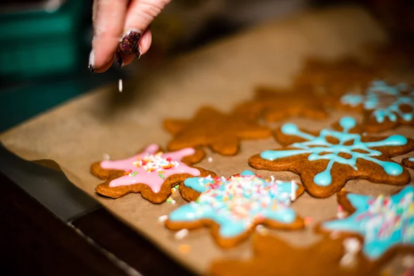 Hacer galletas de jengibre Serie. Preparación y corte de masa — Foto de Stock