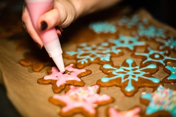 Herstellung von Lebkuchen Serie. Teig zubereiten und schneiden — Stockfoto