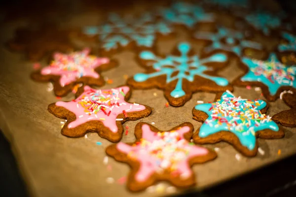 Fazendo Gingerbread Cookies Series. Preparação e corte de massa s — Fotografia de Stock