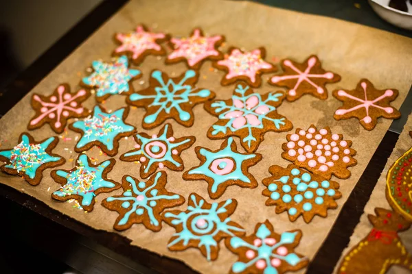 Hacer galletas de jengibre Serie. Galletas listas en el plato — Foto de Stock