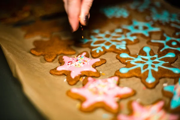 Hacer galletas de jengibre Serie. Preparación y corte de masa — Foto de Stock