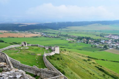 uzaklardan eski kale görünümü
