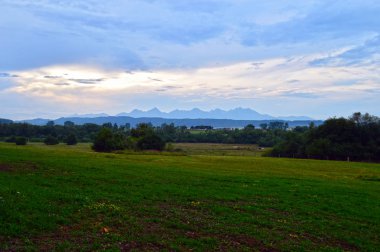Karpatlar görünümünde renkli kırsal