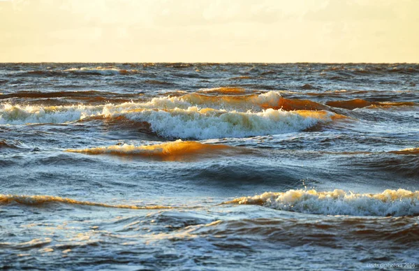Kayalık sonbahar plaj dalgalar kayalar çökmesini ile