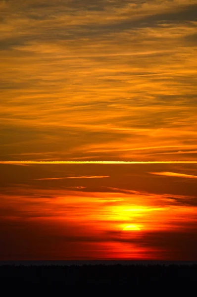 Farbenfroher Sonnenuntergang im Meer mit Spiegelungen und Wolken — Stockfoto