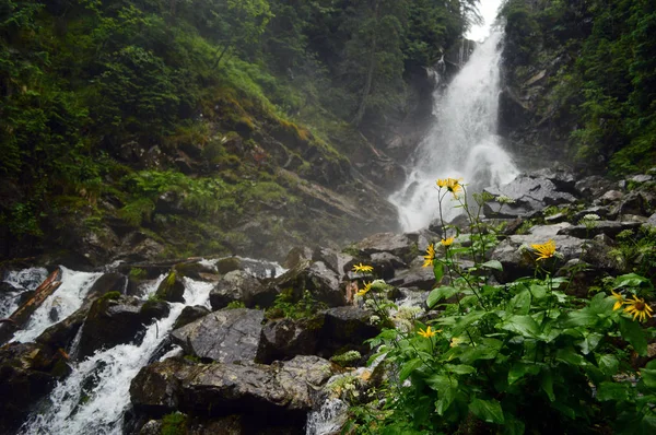 Wasserfall aus Schlucht im Winter, lange Belichtung — Stockfoto