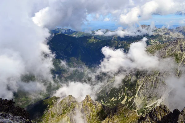 Karpatlar görünümünde renkli kırsal
