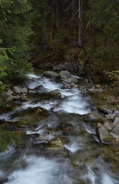 Cascata da burrone in inverno, lunga esposizione — Foto Stock