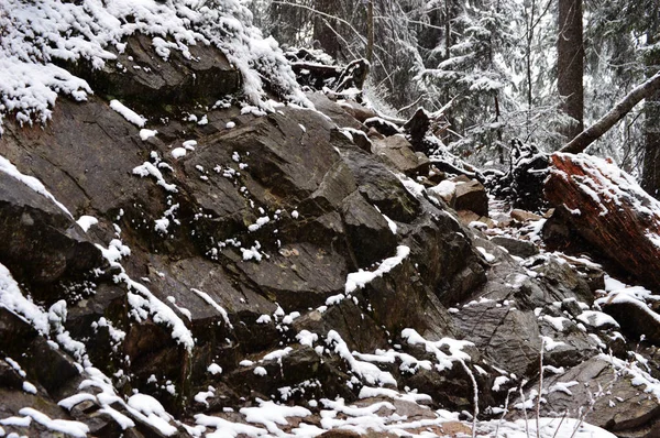 冬には、長時間露光の峡谷からの滝 — ストック写真