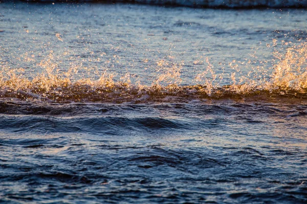 Pôr-do-sol colorido no mar com reflexos e nuvens — Fotografia de Stock