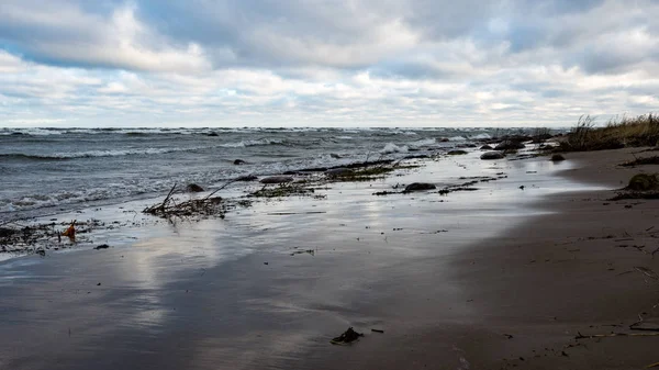 Plage de mer rocheuse avec perspective grand angle — Photo