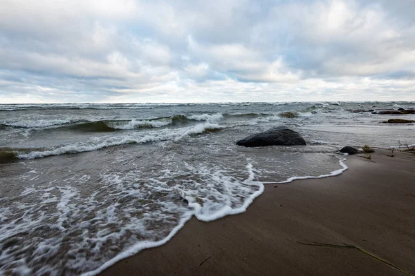 Sziklás strandtól széles látószögű perspektívát — Stock Fotó