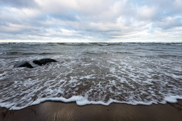 Stenig strand med vidvinkel perspektiv — Stockfoto