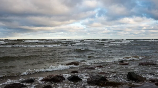 광각 관점 바위 바다 해변 — 스톡 사진