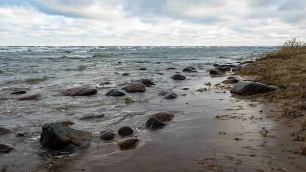 Скелястий морський пляж з широкою перспективою — стокове фото