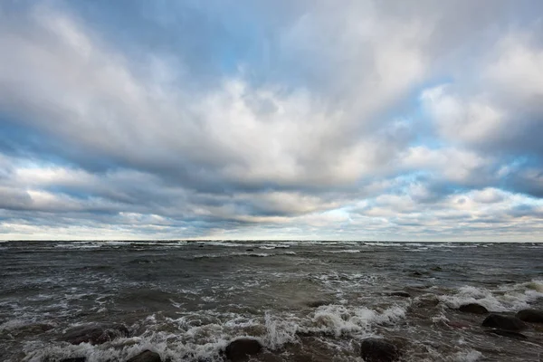 Kamienistej plaży z szerokim kątem widzenia — Zdjęcie stockowe