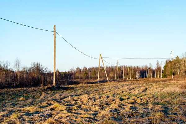 Winterlandschaft mit Sonnenuntergang über der Landstraße mit Bäumen — Stockfoto