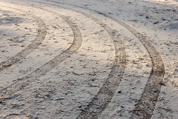 Huellas de neumáticos de coche en carretera de invierno —  Fotos de Stock