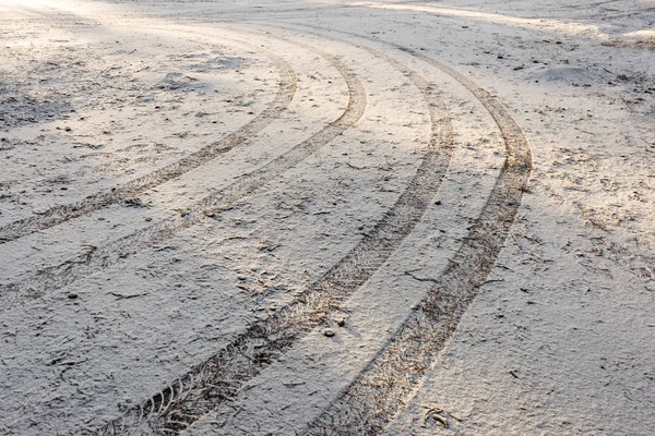 Ślady opon samochodów na drodze zima — Zdjęcie stockowe