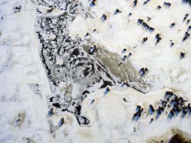 Kışın donmuş Orman Gölü havadan görünümü