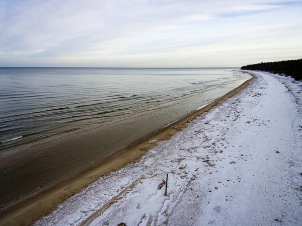 Повітряний вид на замерзлий пляж взимку — стокове фото