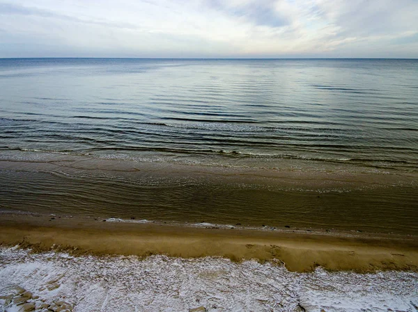 Vista aérea da praia congelada no inverno — Fotografia de Stock