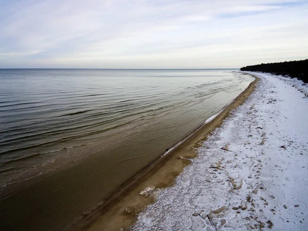 Повітряний вид на замерзлий пляж взимку — стокове фото