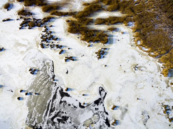 Vista aérea do lago de floresta congelada no inverno — Fotografia de Stock