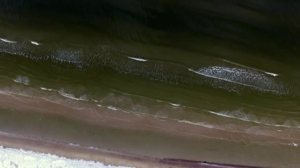 空中的无人机飞越冷冻的海滩和大海波浪破碎镜头 — 图库视频影像