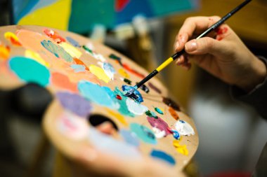 Akrilik renklerle boyama ve sesleri karıştırma sanatçı