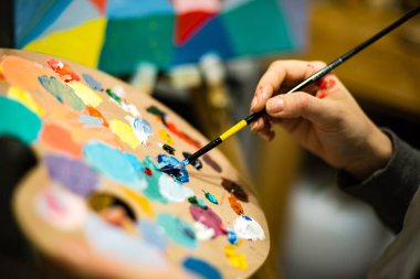 Akrilik renklerle boyama ve sesleri karıştırma sanatçı