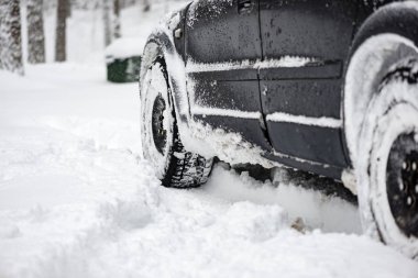 Karda sıkışmış offroad araba lastikleri