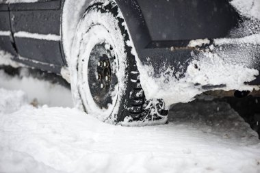 Karda sıkışmış offroad araba lastikleri