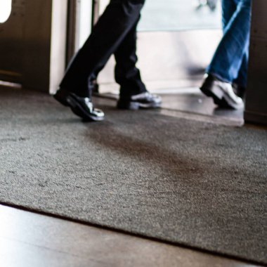 bot ve insanlar tarafından geçen bacaklar