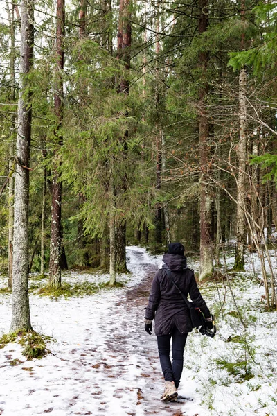 Młoda kobieta korzystających natura w zimie — Zdjęcie stockowe