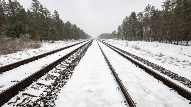 karlı kış gün içinde demiryolu parça