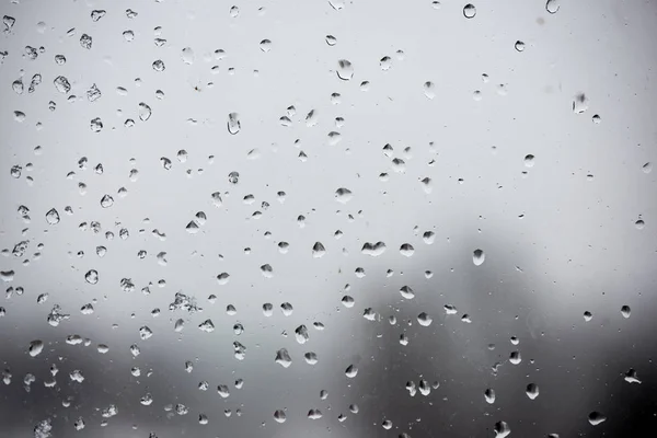 Замороженные капли дождя на стекле — стоковое фото