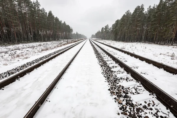 Железнодорожные пути в снежный зимний день — стоковое фото