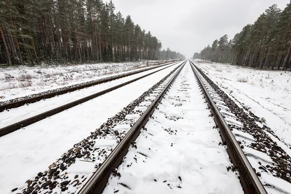 Vasúti pályák, a havas téli nap — Stock Fotó