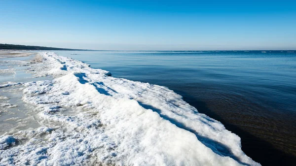 Praia congelada no dia frio dos invernos — Fotografia de Stock