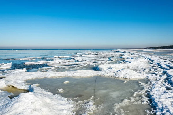 Spiaggia ghiacciata in inverno freddo giorno — Foto Stock