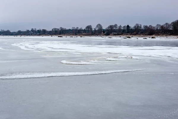 Bevroren strand koude winterdag — Stockfoto